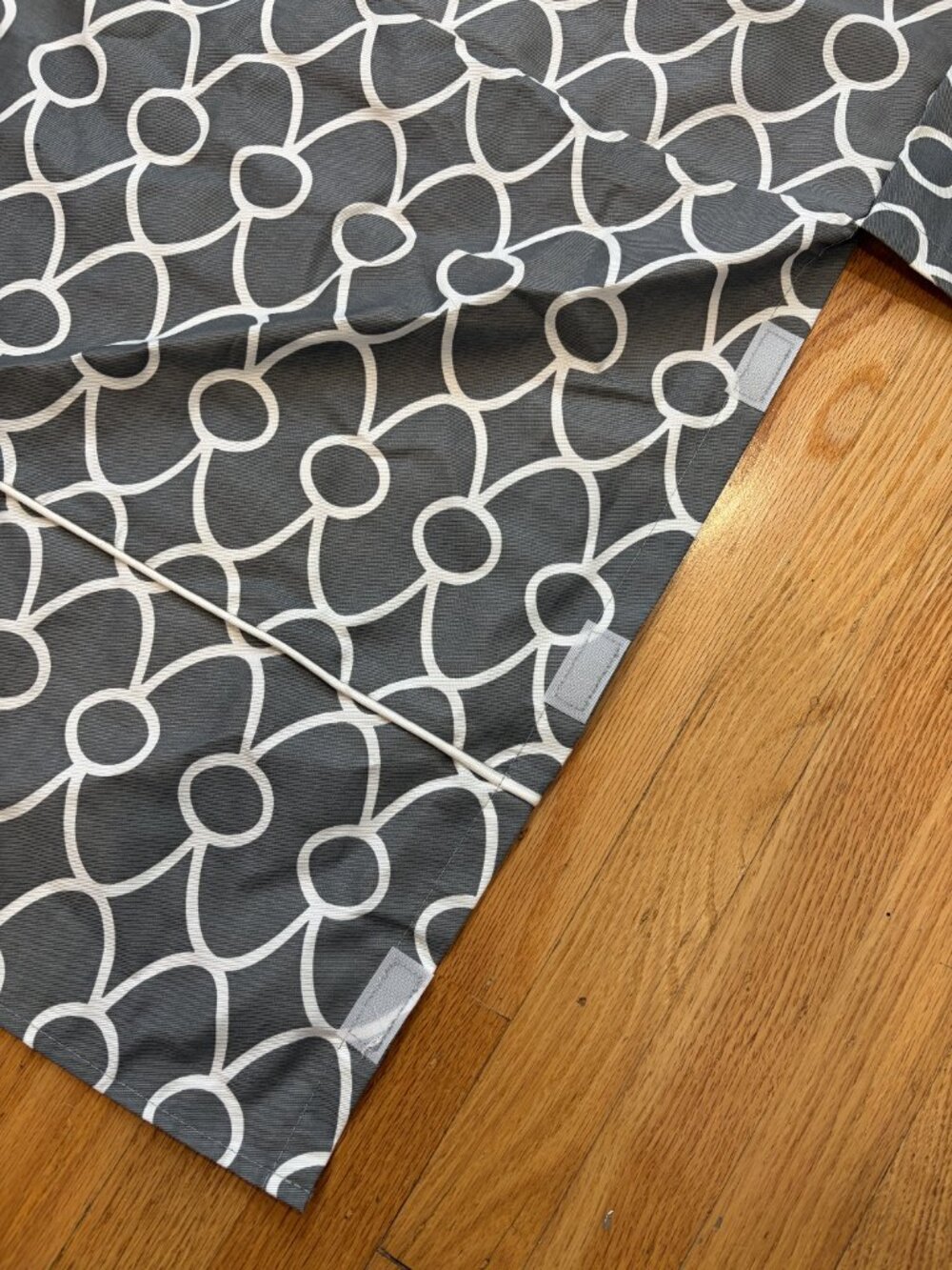 Like new! Grey and white geometric dog crate cover, 24L x 18W x 19H - Picture 4 of 8